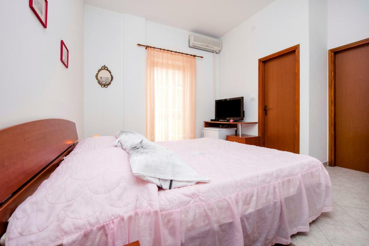 Vila Dolores Rovigno Esterno foto